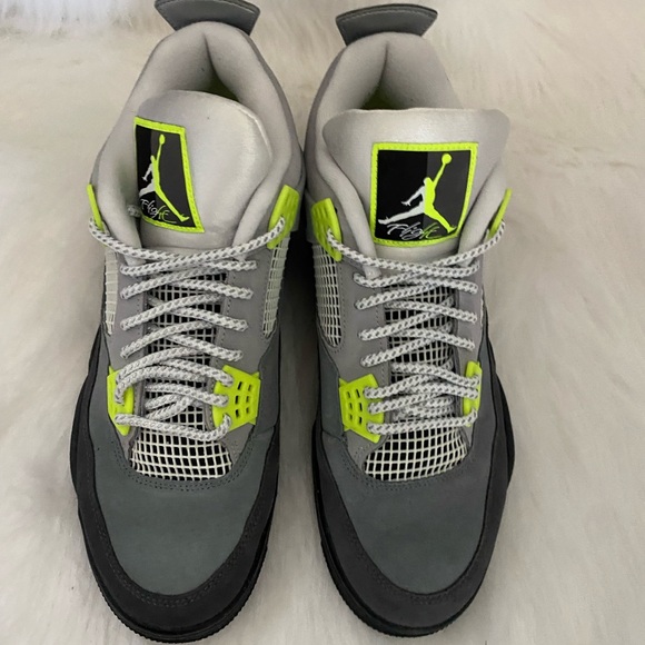 Retro - Picture 1 of 3